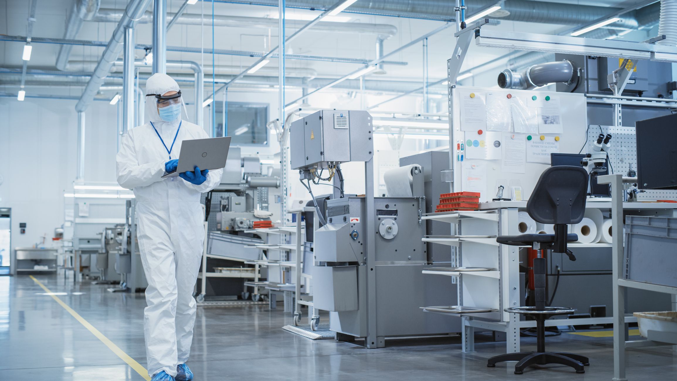 Technicien en salle blanche industrielle